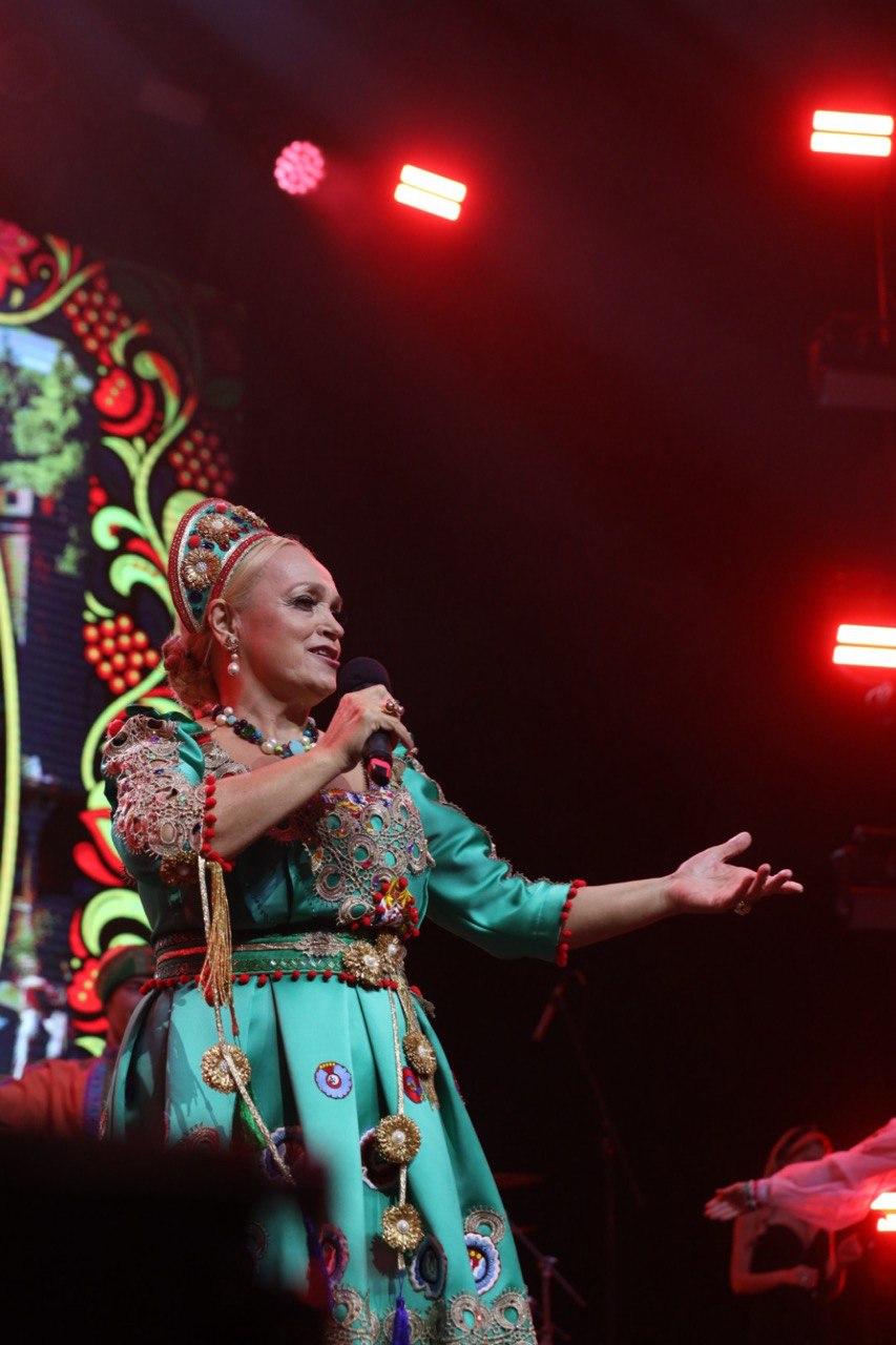 Фото Тысячи фанатов в кокошниках поют «Плывет веночек». В «Сибирь-Арена» с аншлагом проходит грандиозный концерт Надежды Кадышевой. ОНЛАЙН 19